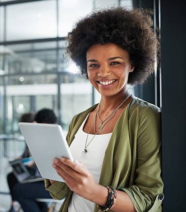 Femme africaine utilisant une tablette au bureau